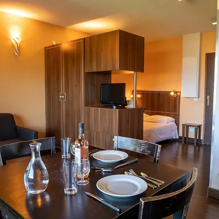 Cosy Pour 4 Personnes Avec Terrasse, Piscine Et Parking - Chateau Des Magnans, - Fr-1-165b-35 Apartment