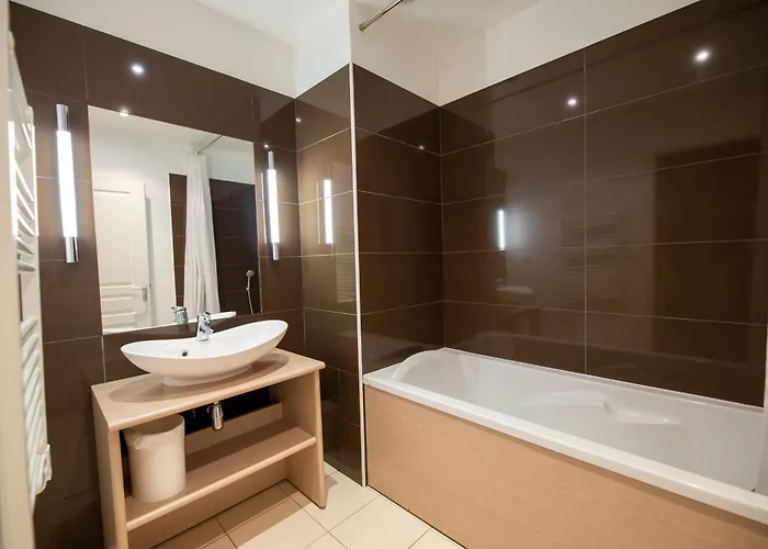 4 Pers Avec Terrasse, Piscine Et Parking A - Fr-1-165b-35